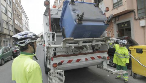 Imagen de archivo del servicio de la recogida de basura, en este caso cartones, en Ferrol. 