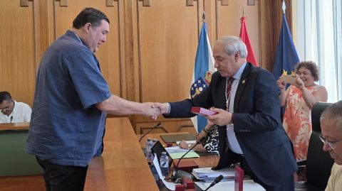 El alcalde entrega su medalla a Emilio Sánchez, del BNG