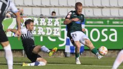 Carlos Vicente en una acci�n ofensiva contra el Linense.