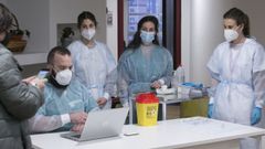 El personal sanitario durante la preparaci�n de la segunda dosis de la vacuna contra el coronavirus en la Residencia Mixta de Gij�n