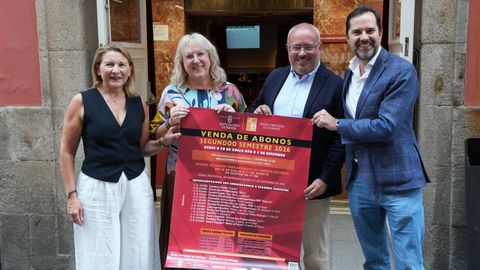 Olga Moj�n, Montse Cruz, C�sar Fern�ndez y Jacobo Sutil, en la presentaci�n del programa del Teatro Principal de Ourense
