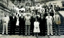 <span lang= es-es >Concordia en las primeras corporaciones democr�ticas</span>. Despu�s de las elecciones locales de 1979, miembros electos de Ribeira, Rianxo, A Pobra y Boiro y familiares fueron juntos a Santiago a ganar el jubileo. Eran tiempos pol�ticos de concordia, muy distintos a los actuales. 