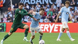 El jugador del Celta Aleix Febas, durante el partido ante el Betis en Bala&iacute;dos.
