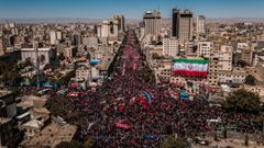 Miles de personas participaron ayer en la procesi�n funeraria del asesinado l�der supremo de Ir�n Al� Jamen�i en la ciudad de Mashad, donde ser� enterrado tras una semana de funerales en cinco ciudades iran�es e iraqu�es con mensajes de venganza contra Trump.