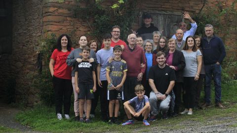 La familia de Julio Gonzlez, en una foto de grupo antes de empezar la fiesta de cumpleaos