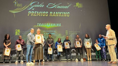 La concejala Silvia Agrafojo recogi� los galardones concedidos al Trail de Lousame.