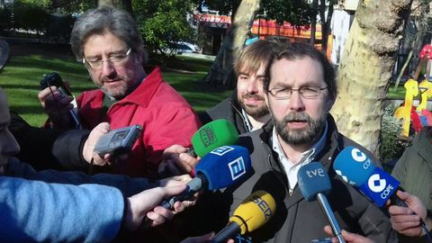 Emilio Len secundado por Daniel Ripa, atiende a los medios de comunicacin en el parque infantil del Campo San Francisco, en Oviedo.Emilio Len secundado por Daniel Ripa, atiende a los medios de comunicacin en el parque infantil del Campo San Francisco, en Oviedo