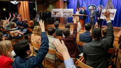 Los periodistas alzando la mano para preguntar sobre el intento de atentado en la rueda de prensa donde el director del FBI  Kash Patel cont� los avances de la investigaci�n