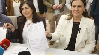 Elena Candia e Marta Reigosa o d�a da presentaci�n da moci�n de censura