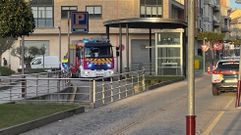 El cami�n de los bomberos, aparcado a la entrada del aparcamiento de Xinzo de Limia.