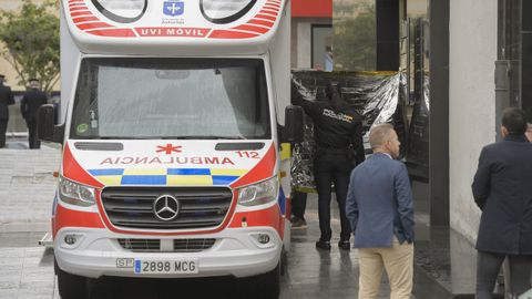 Operarios de una funeraria trasladan el cadver de una de las dos nias de 12 aos que han muerto este viernes al precipitarse por el patio de luces de un edificio de la calle Facetos de Oviedo