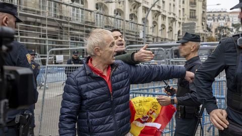 Dos manifestantes discuten con varios policas que forman parte del cordn policial que rodea el Congreso