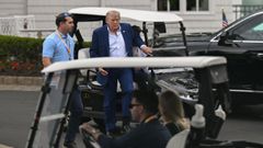 Trump bajando este s�bado de un carrito de golf mientras asiste a un torneo en Virginia.