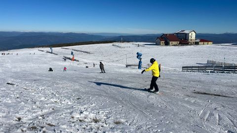 Buen da en la primera jornada con una pista de esqu abierta en la Estacin de Montaa Manzaneda.