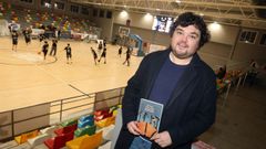 Torrado con el libro que publica en sus manos, en el pabell�n de Fontecarmoa.