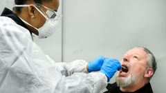 Personal m�dico recoge una muestra para analizar si se trata de la variante brit�nica