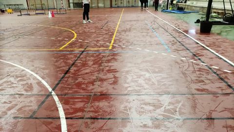 Humedad en el suelo del pabellón deportivo del IES pontés