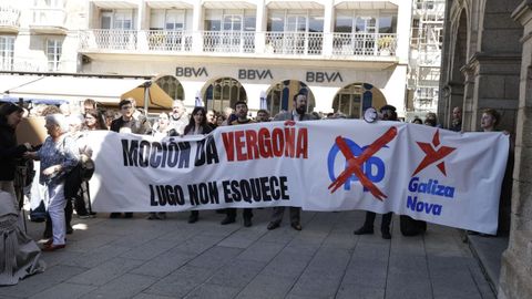 El grupo juvenil Galiza Nova exhibi� una pancarta