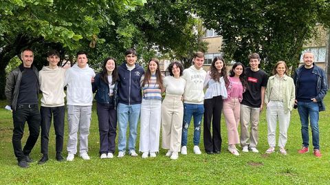 El jefe de estudios del IES de Ordes, Juan Losada (en la foto, primero por la izquierda); la vicedirectora, Elisa T�llez, y el director, Manuel del R�o (primeros por la derecha), con varios de los alumnos del centro invitados a la Megabau tras obtener m�s de 9 puntos en la fase general de las pruebas de acceso a la universidad.