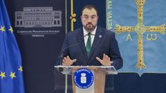 Adri�n Barb�n tras la reuni�n con los portavoces de los grupos de la Junta General.