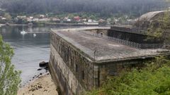 Imagen de la parte de atr�s del castillo, que mira a la r�a. Cuentan que por esa azotea se paseaba Antonio Tejero cuando estuvo recluido en esta prisi�n. 