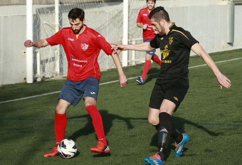 �scar M�ndez, a la izquierda, en un partido de la SD Chantada en el campo de O Sango�edo. 