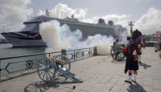 Los integrantes de la Royal Green Jackets despidieron al �Britannia� con salvas. 