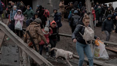 Familias abandonan sus hogares cargando lo que pueden 