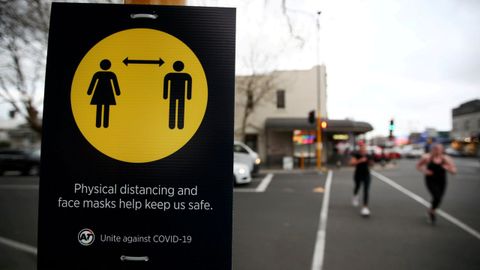 Un grupo de personas haciendo deporte en Auckland durante el confinamiento previo
