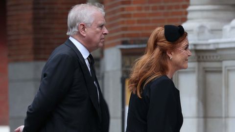 Andr�s Mountbatten-Windsor y su exesposa, Sarah Ferguson, durante el funeral de la Duquesa de Kent en el 2025