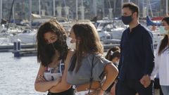 Gente con mascarilla por la Marina