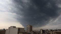 Nube negra sobre el cielo de Teher�n tras los ataques de esta madrugada