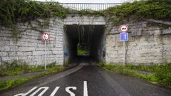 El acceso al campus bajo la avenida de Compostela, en Pontevedra, tiene unhas condicins psimas para os pens