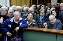 Un representante de los vecinos interviene en el pleno en el que se retir� el plan general.