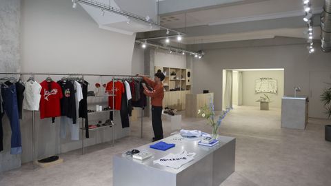En espacio amplio, di�fano y minimalista, las prendas se exhiben como si fuesen piezas de arte