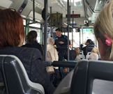 El agente municipal dentro del autob�s hablando con los pasajeros. 