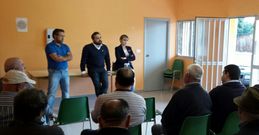 Cu��a busca ya un contacto directo con el rural: si el lunes fue a Maceira ?en la foto?, hoy visita Barcia.