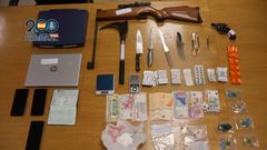 En el registro del piso se encontraron drogas, moneda de distintos pases, armas de fuego y un machete