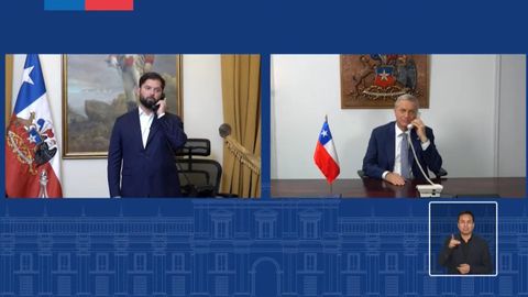 Captura de video tomada de una transmisi�n del Gobierno de Chile del presidente de Chile, Gabriel Boric hablando con el presidente electo Jos� Antonio Kast este domingo