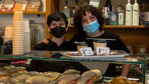 Marina y Ana preparan con cariño los cafés del Cabanillas