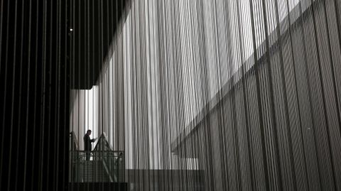 Un hombre mira su tel�fono durante la conferencia anual de Internet en la ciudad de Wuzhen (China).