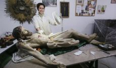 Carmen Aguado restaura el Cristo crucificado de la iglesia de Mira-Zas que se usa para el descendimiento de Semana Santa. 