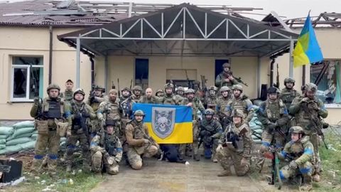 Tropas ucranianas posan para una foto tras tomar una posici�n ocupada por Rusia.