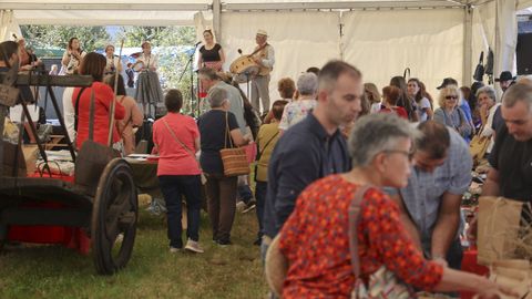 Na feira xuntáronse uns sesenta postos de distintos produtos e non faltou a música (na imaxe, actuación de Silbarda)