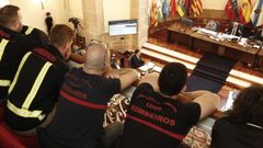 Los bomberos siguieron con atenci�n el debate