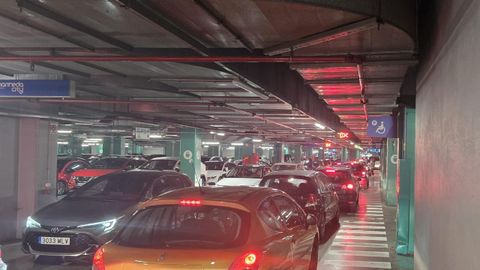Atasco de horas en el aparcamiento de Marineda City
