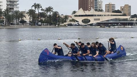La princesa Leonor (cuarta por la derecha), junto a sus compa&ntilde;eros de la Academia General del Aire en la 25.&ordf; regata universitaria de pirag&uuml;ismo de Murcia