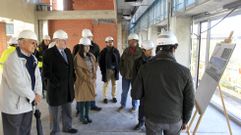 Representantes municipales y responsables de la obra durante la visita al centro c�vico de Canido