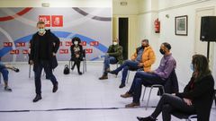 Villarino llega a la reuni�n ante la mirada de varios concejales socialistas