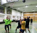 BALONCESTO Y P�DEL. Los jugadores del Racing cambiaron ayer el bal�n de f�tbol por las palas de p�del y la pelota de baloncesto. Ante las adversas condiciones meteorol�gicas, el t�cnico decidi� hacer algo diferente y se los llev� a las instalaciones del Club de Campo para trabajar a cubierto. 